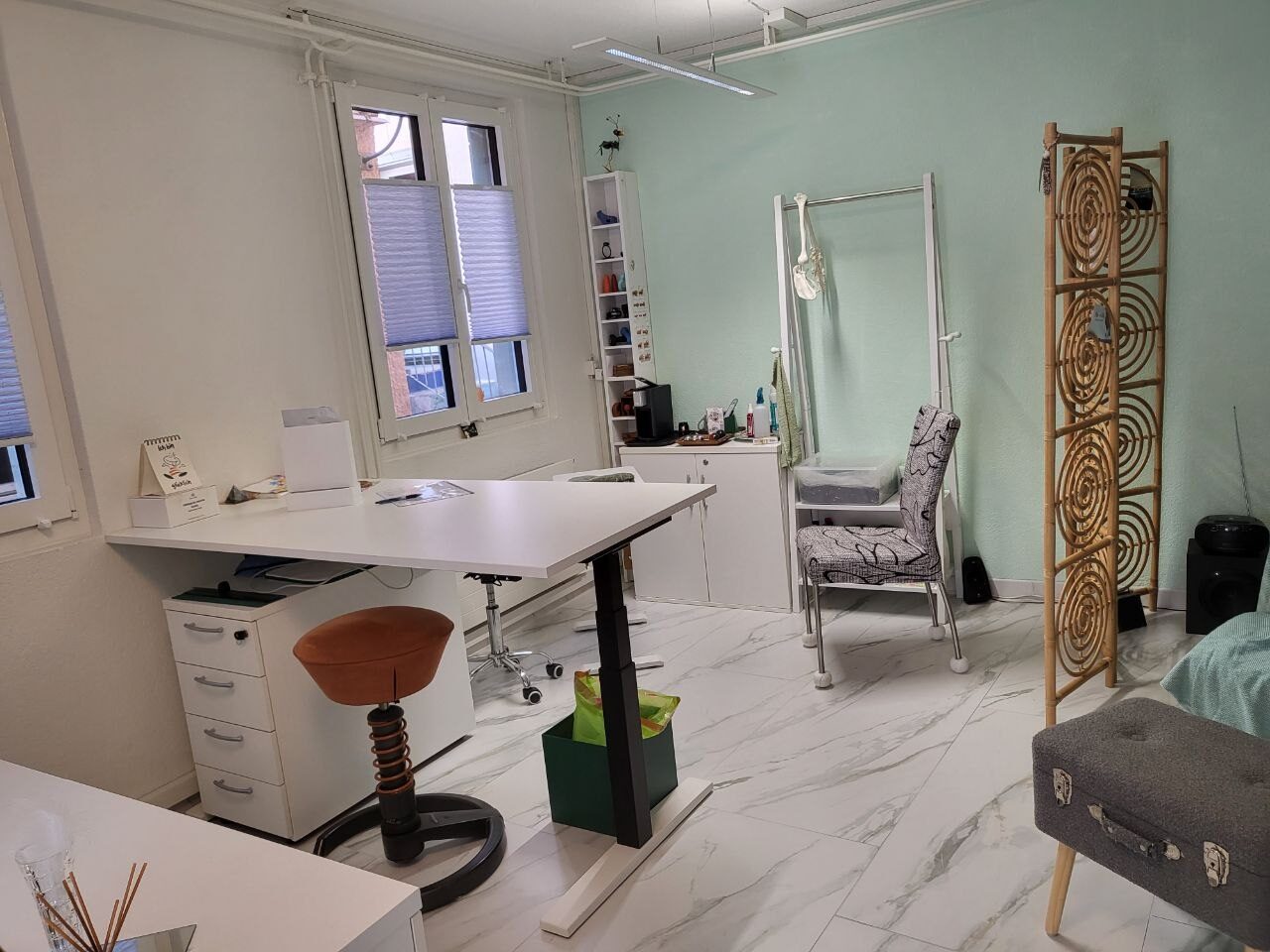 Behandlungsraum mit höhenverstellbarem Therapietisch