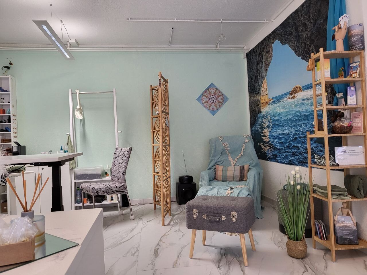 Ruhe-Ecke mit Sessel vor einem Meer-Wandbild