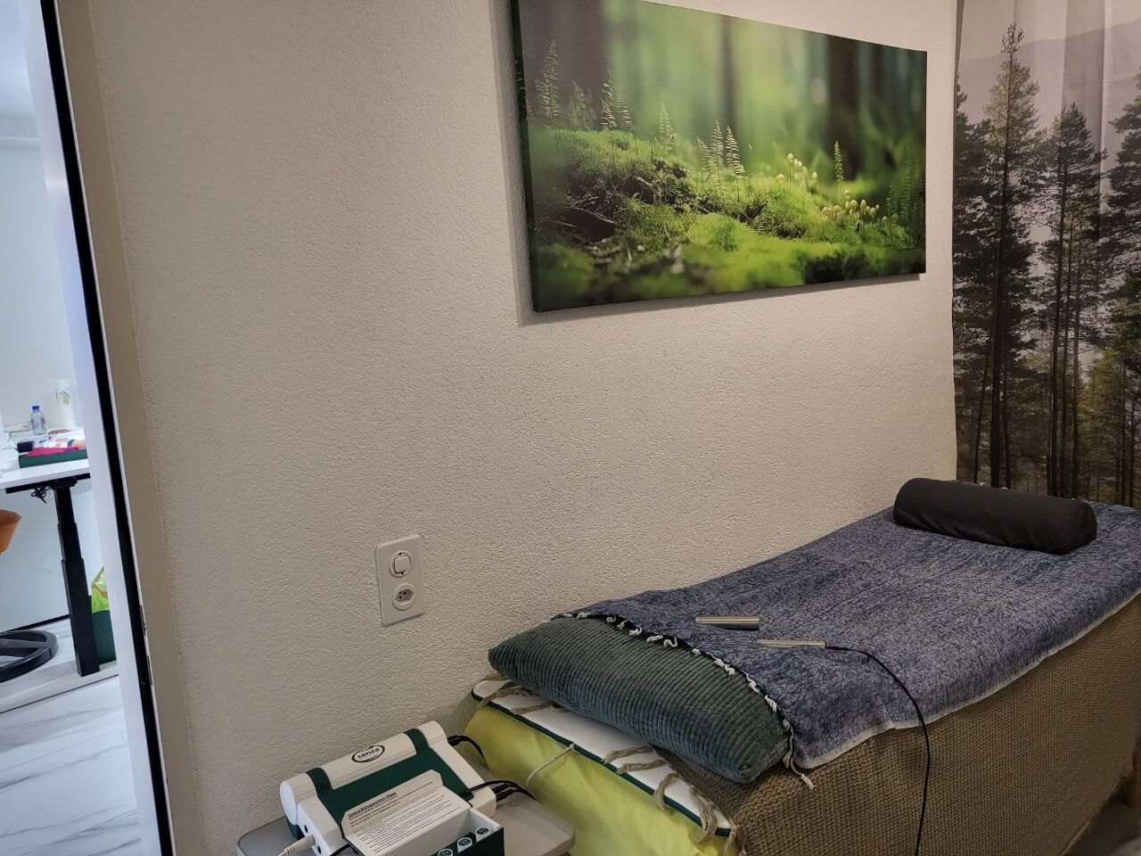 Therapieliege mit Magnetfeldtherapie-Gerät und Waldbild