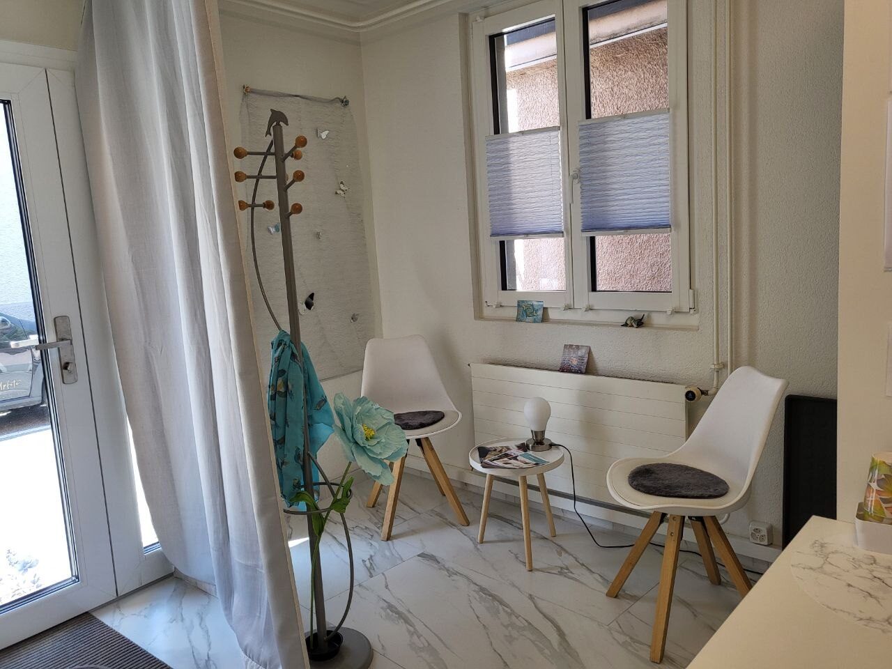 Wartebereich mit zwei Stühlen am Fenster